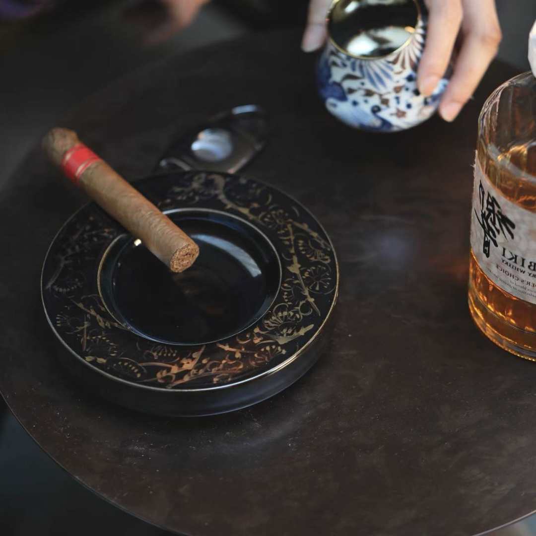 Black and gold cigar ashtray