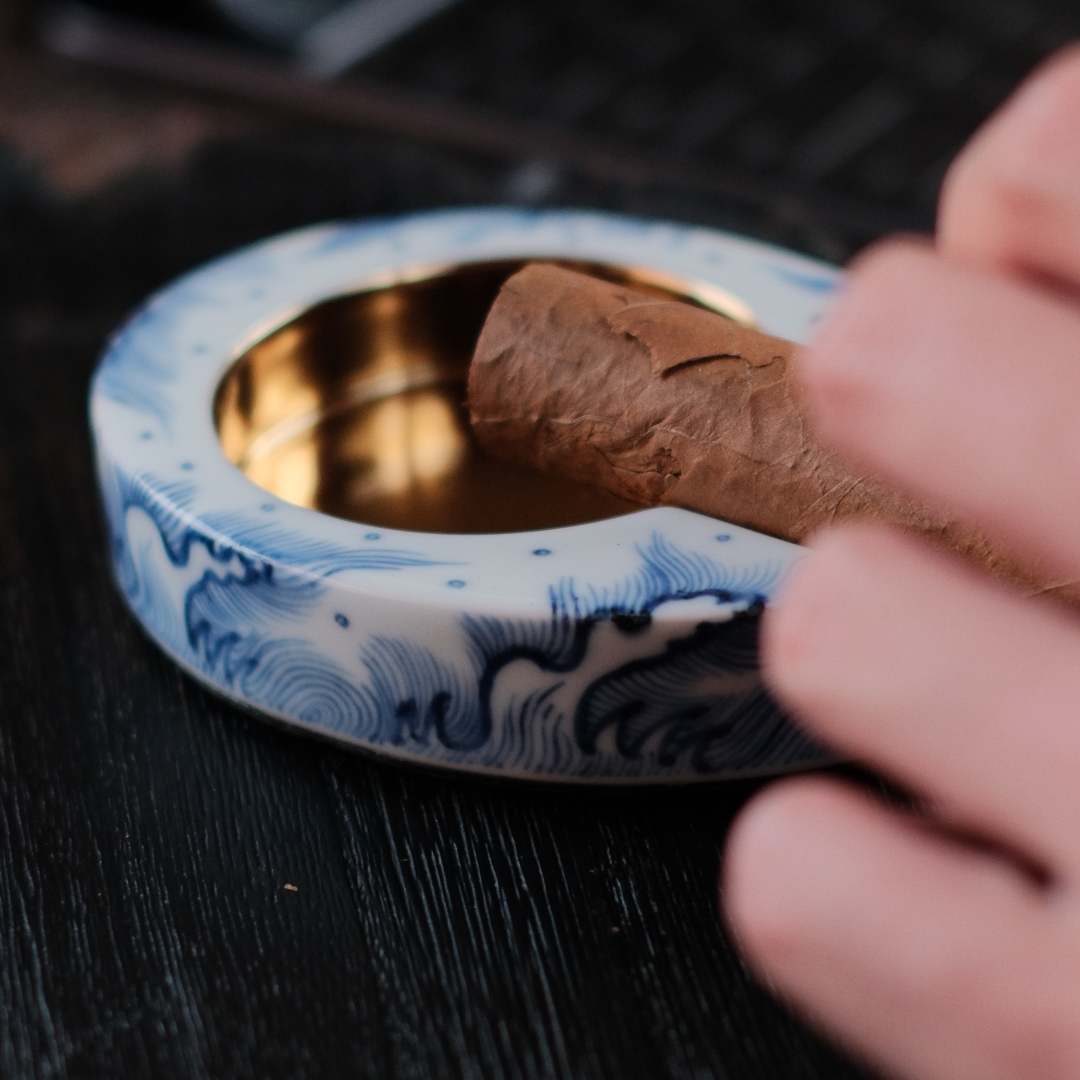 Blue and white hand-painted seawater pattern cigar ashtray