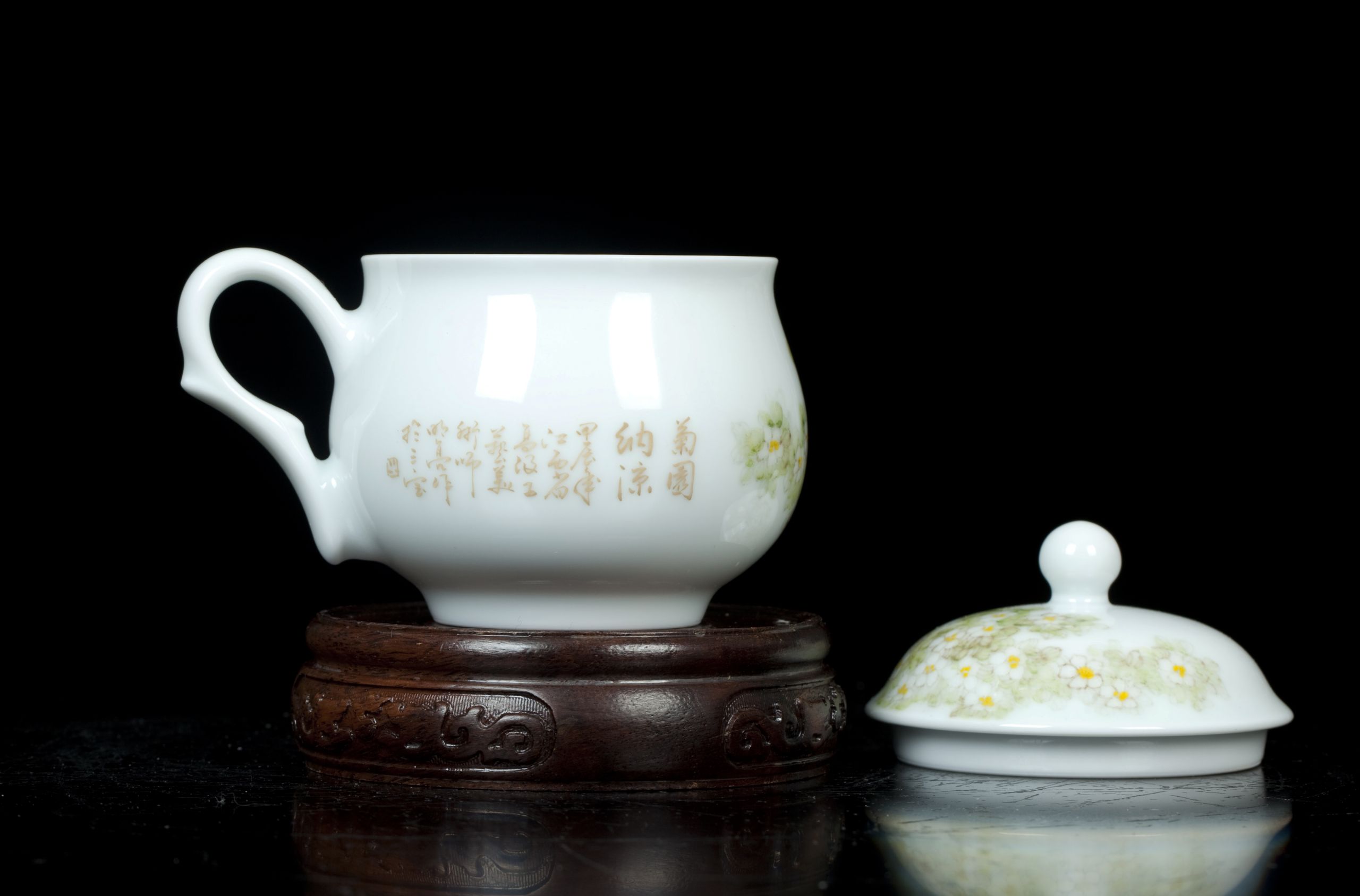 Hand-painted coffee cup with ancient ladies02