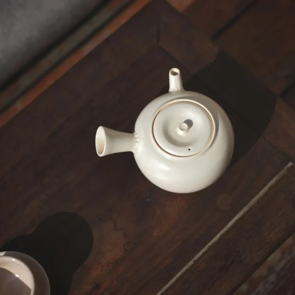 Soda Glaze White Clay Side-handle Teapot